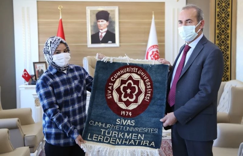 Afgan öğrenciden rektöre vefa
