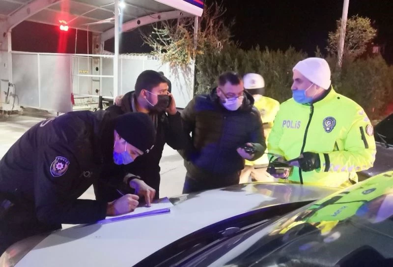 Yoklama kaçağı ve aracı sigortasız sürücü “Köpek gibi yalvarıyorum çek” deyip poz verdi
