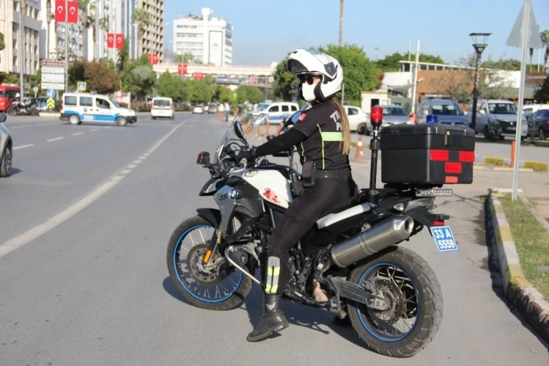 (Özel) O, Mersin’in tek motorize kadın trafik polisi
