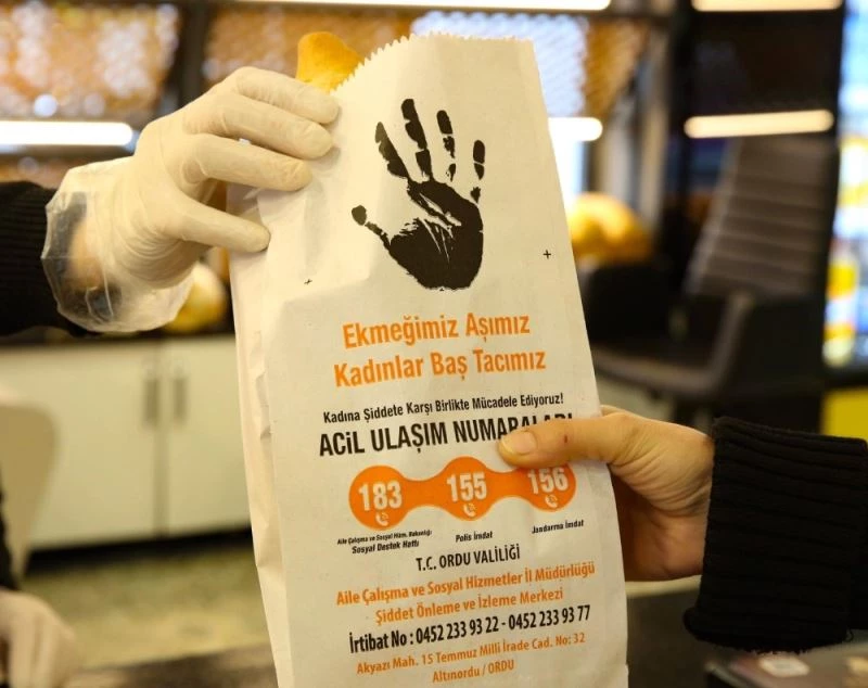 Ordu’da, ekmekler “Ekmeğimiz aşımız, kadınlar baş tacımız” yazılı kese kağıtlarıyla verildi
