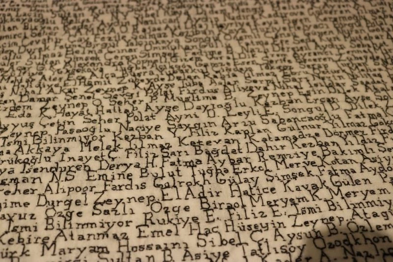 Diyarbakırlı görsel sanatlar öğretmeni öldürülen kadınların isimlerinden ’Anıtnakış’ yaptı
