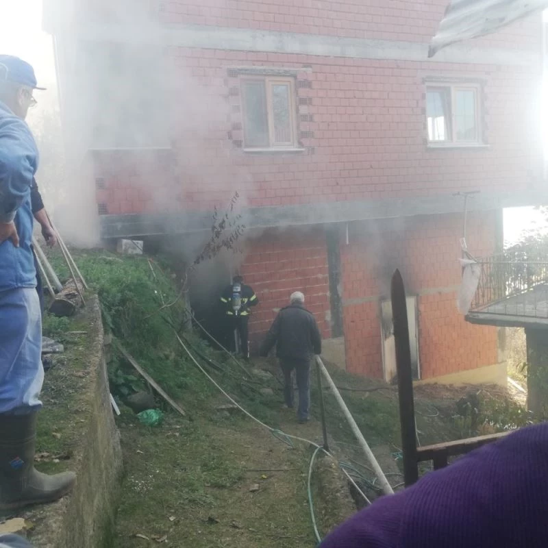 Kömürlük yangını korkuttu
