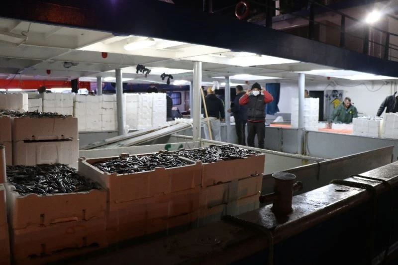 Zonguldak’ta balıkçılar 10 ton hamsi ile limana yanaştı
