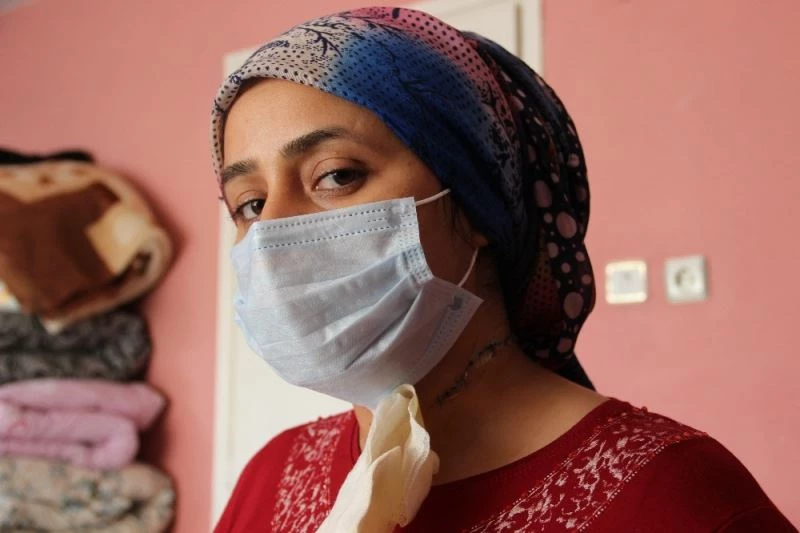 Boşanmak istedi çocuklarının gözü önünde boğazı kesildi
