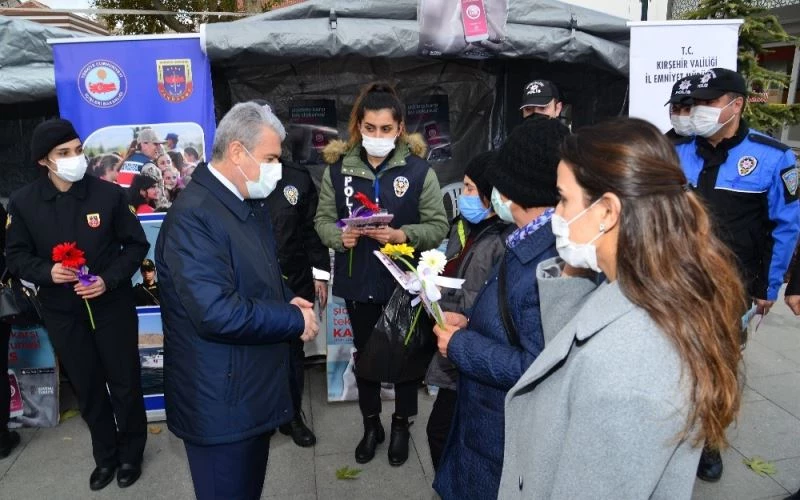 Vali Akın, KADES tanıtım standını gezdi
