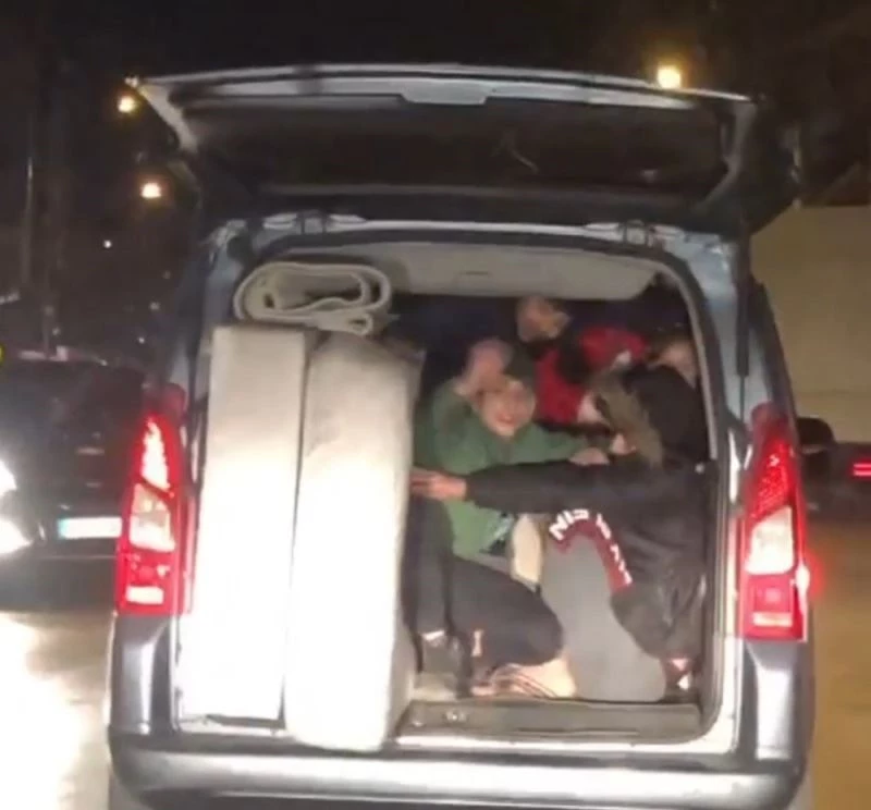 Bursa’da bir aracın bagajına 5 kişi bindiler
