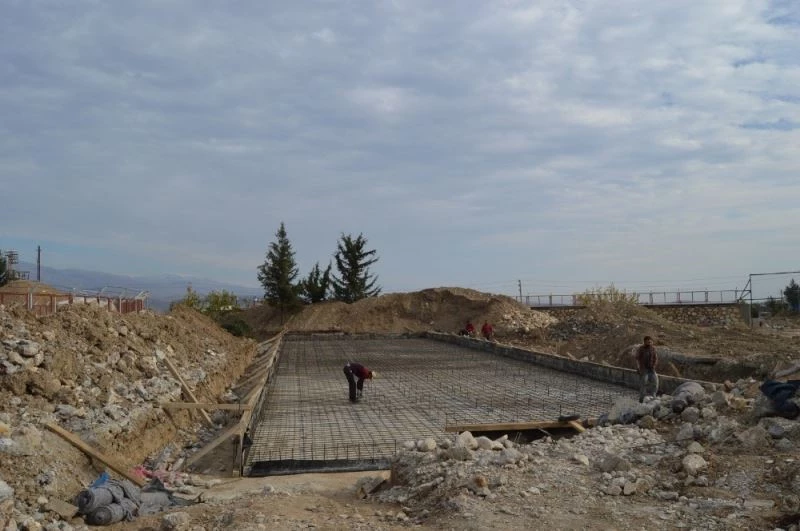 Besni ilçe stadının tribünleri yenileniyor
