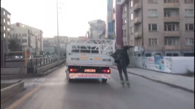 Patenli genç kamyonun arkasına tutunup tehlikeye aldırış etmeden dans etti
