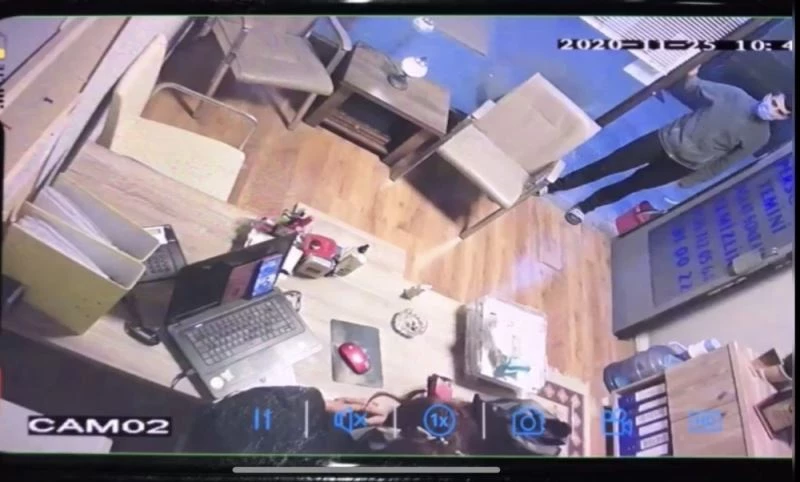 (Özel) İstanbul’da “terlikli telefon hırsızını” polis, terliğinden yakaladı
