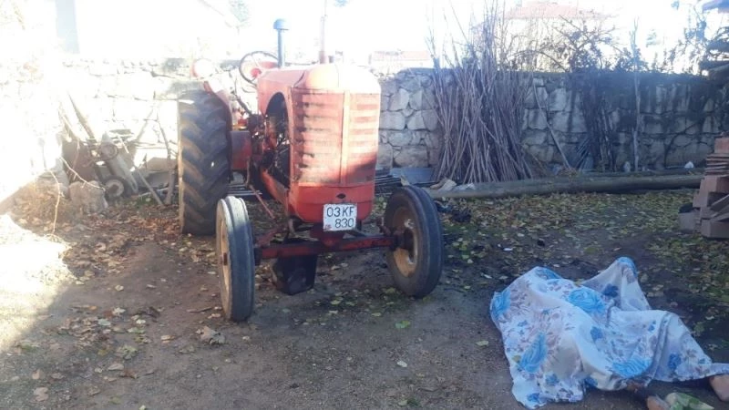 Traktörü tamir etmek için yaktığı ateşle yanarak can verdi
