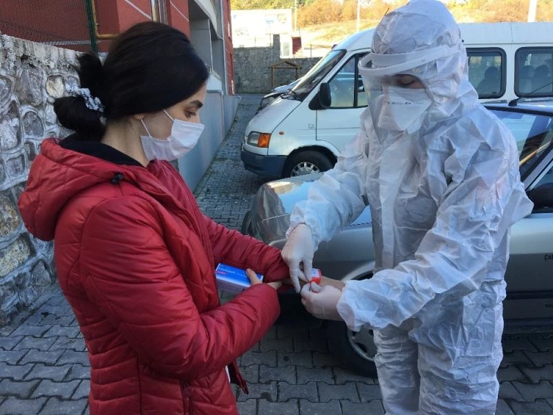 Pozitif vakalar ile temaslılara bileklik takma uygulaması başladı
