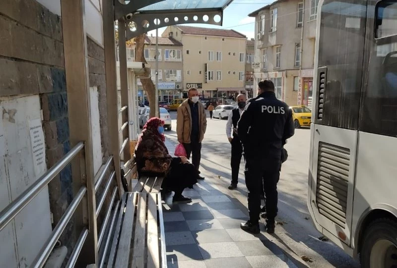 Karantinada olması gerekirken halk otobüsüne binmeye çalıştı
