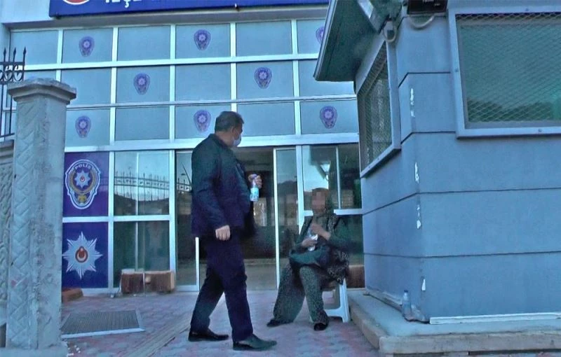 Genç kadın ‘gasp edildim’ dedi, gerçek güvenlik kamerasında ortaya çıktı
