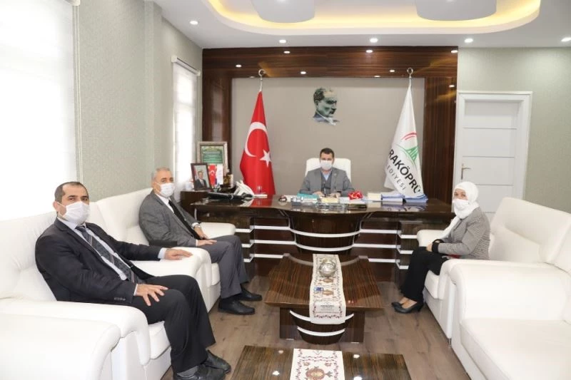 Baydilli yılın öğretmenini tebrik etti
