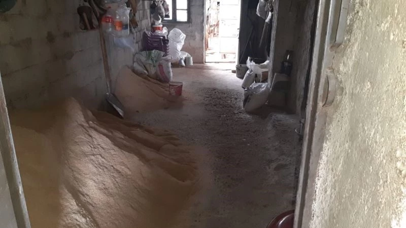 Komşusunun kapattığı su tahliye yolu nedeni ile evini su basıyor
