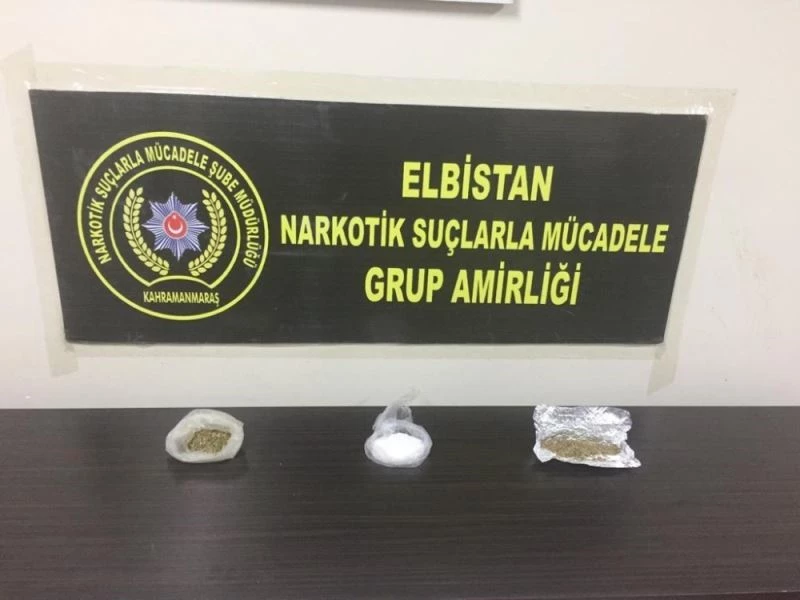 Açılır tavana gizledikleri uyuşturucuyla yakalanan 2 şüpheli tutuklandı
