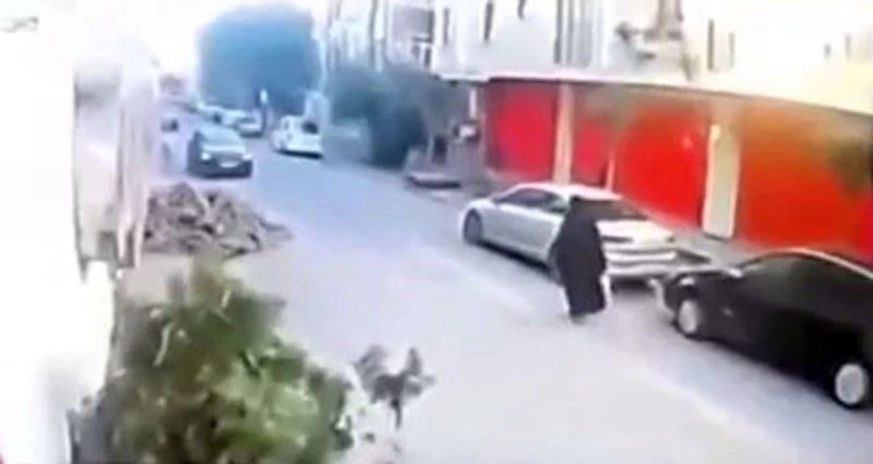 Avcılar’da bebeğin çöpe atılması kamerada
