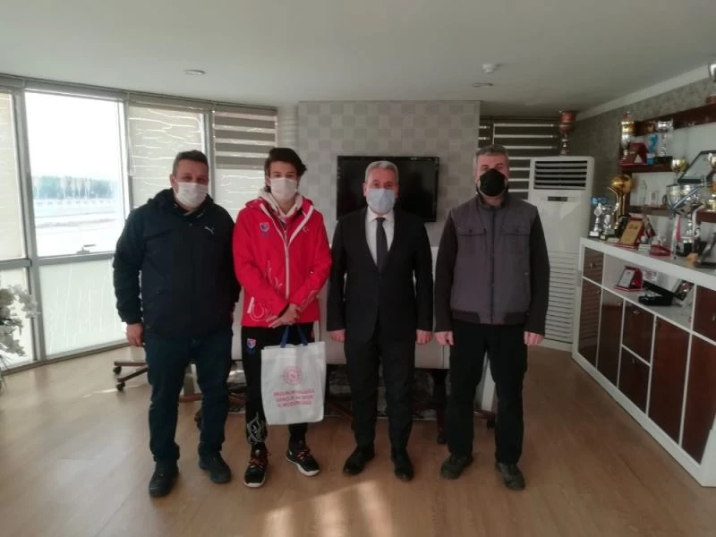 Türkiye şampiyonu Emir Akal ödüllendirildi
