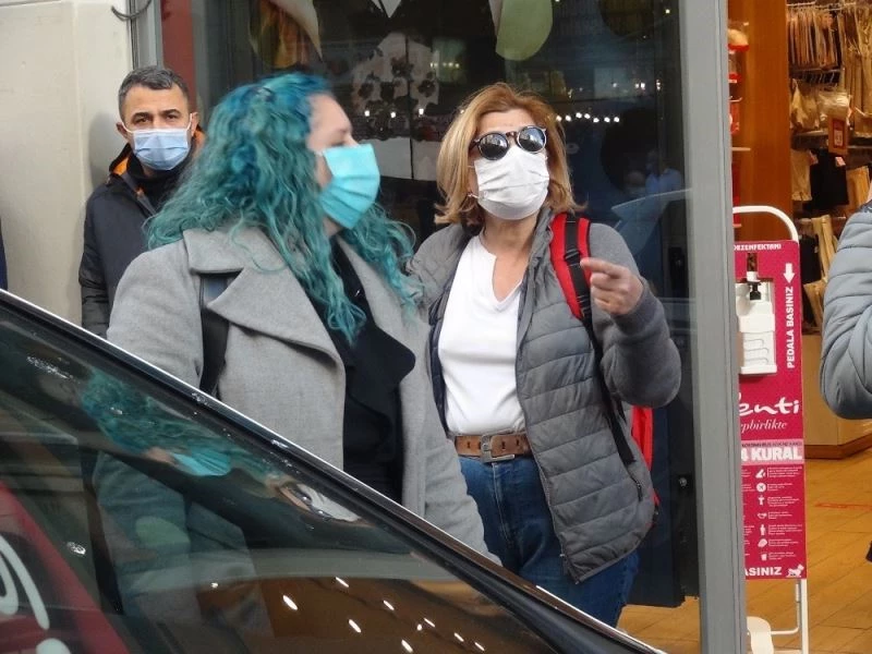 Maske cezasından kaçmak istedi, polise “Şov yapıyorsunuz” dedi
