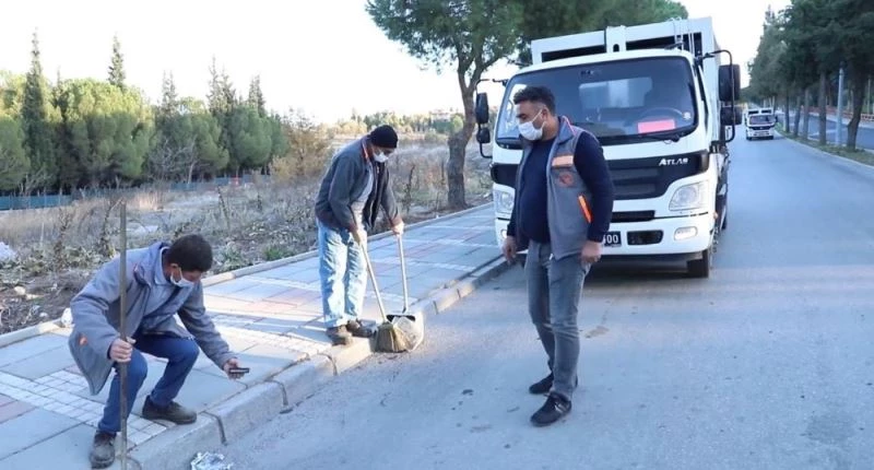 Parkta hayvanları beslerken cüzdanını kaybetti
