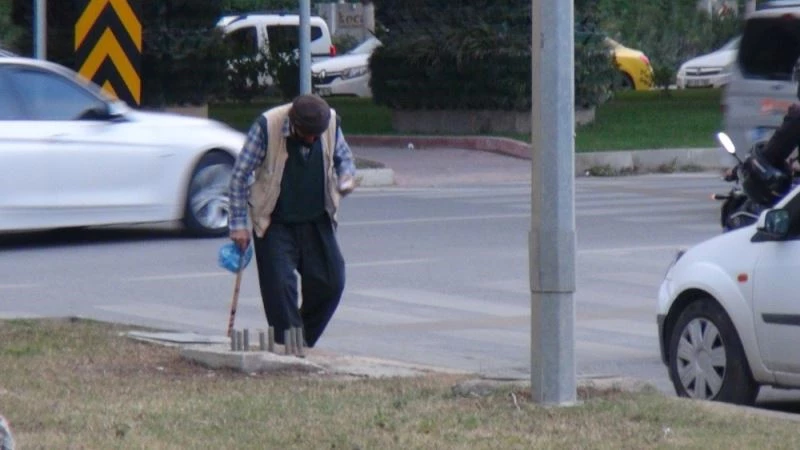 Engelli kardeş dilenciler, polisi görünce yürümeye başladı
