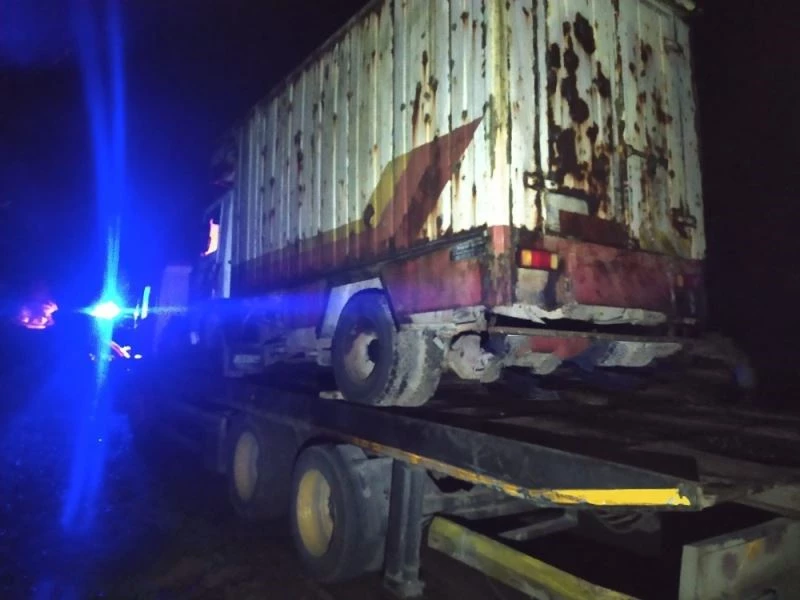 Hurda belgeli kamyoneti çalarken yakalandı
