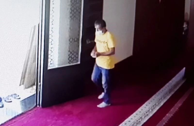 İmamın telefonunu çalan hırsız önce güvenlik kamerasına yakalandı
