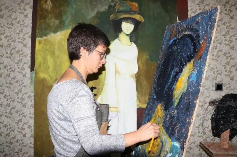 Bir elinde şırınga bir elinde fırçayla hem hastaları iyileştiriyor hem de sanatını yapıyor
