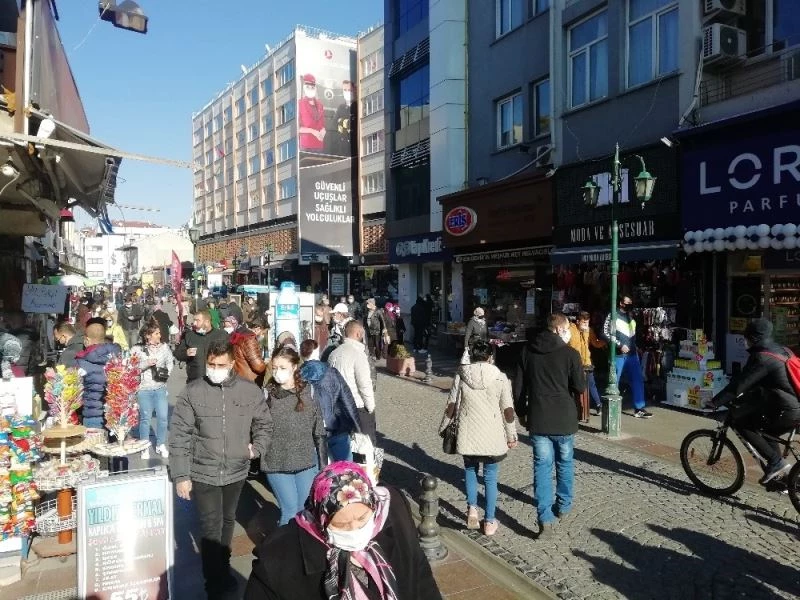 Kısıtlamanın bitmesiyle Eskişehir’in işlek caddeleri doldu
