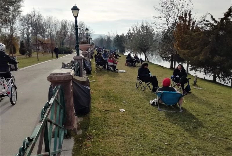 Yasaklardan bunalanlar parklara akın etti

