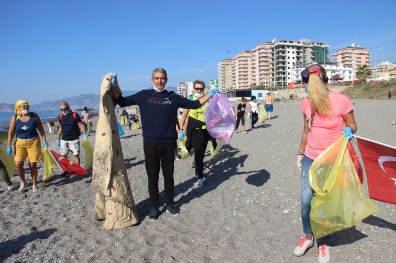 Alanya’da yaşayan yabancılar bu defa mayoları ile değil çöp torbalarıyla sahile akın ettiler
