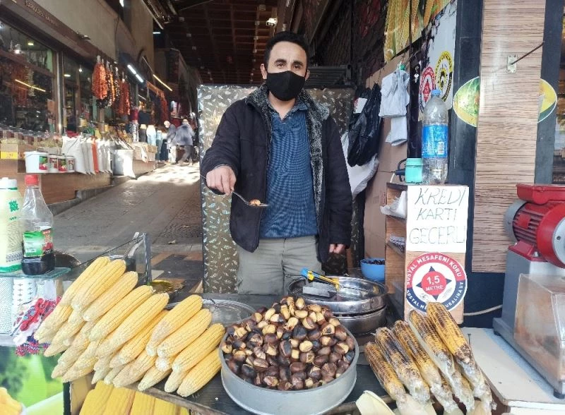 Kestane satarak çocuklarını okutuyor
