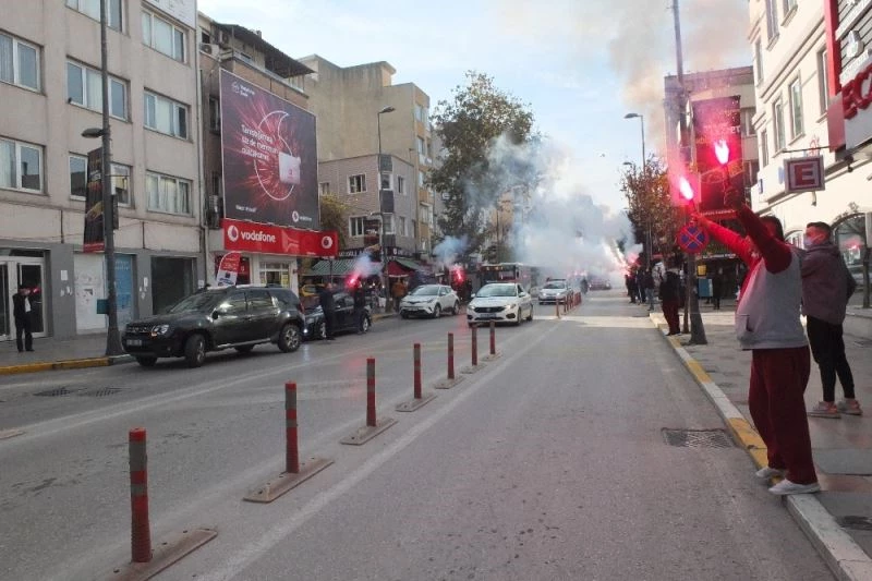 Bandırmaspor taraftarından meşale şov
