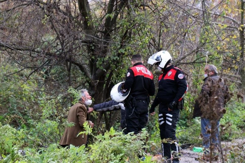 Şehir merkezinde ağaç altındaki eğlenceleri polis gelince son buldu
