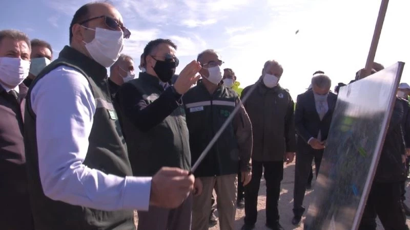 Bakan Pakdemirli Seyhan Nehri Toplu Makinalı Çalışması ve İmamoğlu Sulaması Projelerini inceledi

