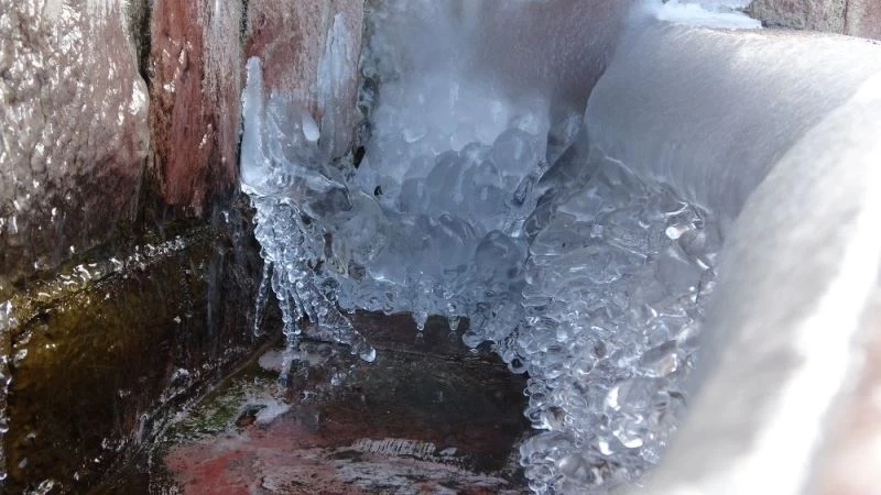 Soğuk hava, nehir ve dereleri dondurdu
