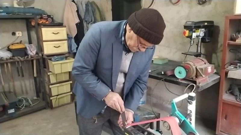 Virüs nedeniyle evden çıkamayınca bıçak atölyesi kurdu
