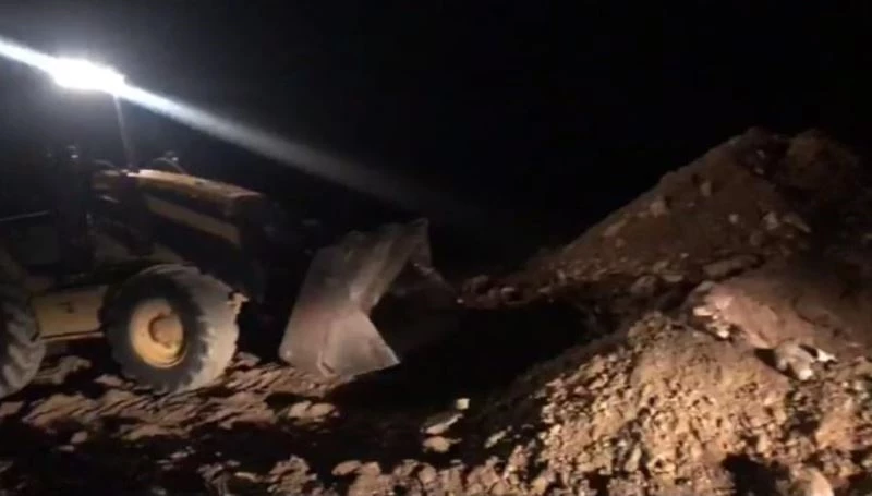 Sokağa çıkma yasağında sit alanında kepçeyle kaçak kazı yaparken yakalandılar
