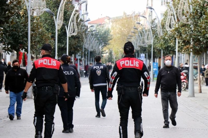 Yediği maske cezası sonrası verdiği cevap şok etti: “İnşallah hepiniz yakalanır ceza yersiniz”
