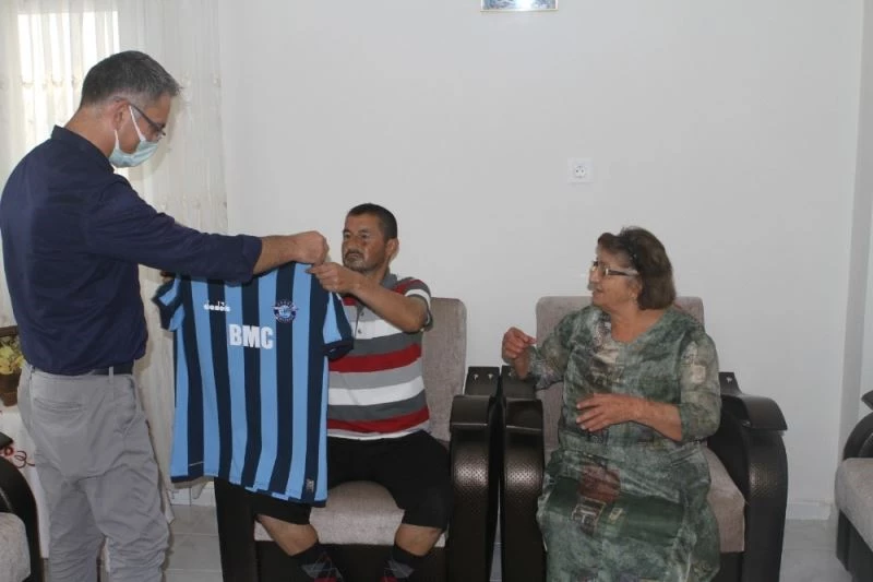 Cadde ortasında dövülen işitme engelli Cem’e Adana Demirspor’dan jest
