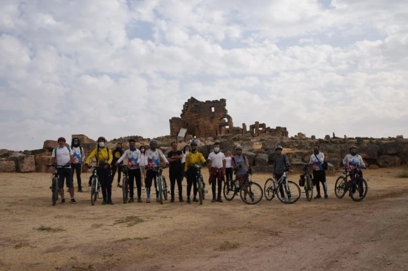 Dağ taş demeden pedal çevirerek tarihi ve doğal güzellikleri tanıtıyorlar
