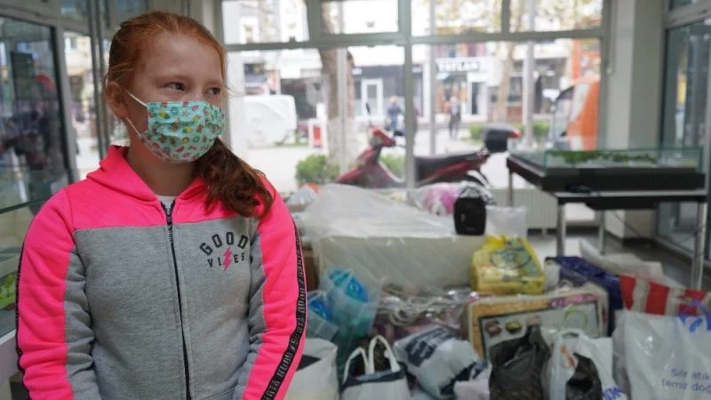 Küçük kız, yardım malzemelerini verirken gözyaşlarını tutamadı
