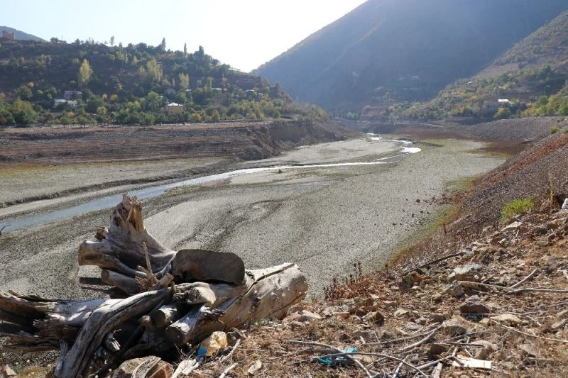 Torul Baraj Gölü’ndeki kuraklık dikkat çekiyor
