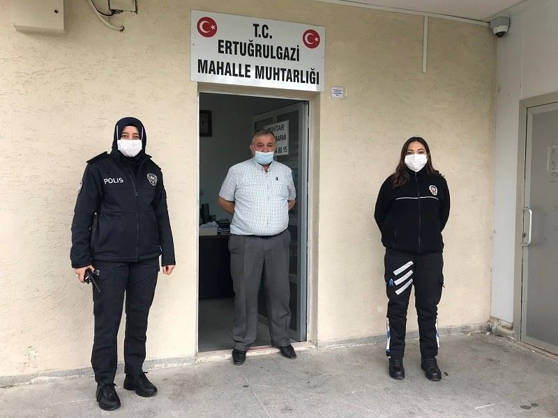 Polisler huzurun arttırılması için muhtarlarla bir araya geldi
