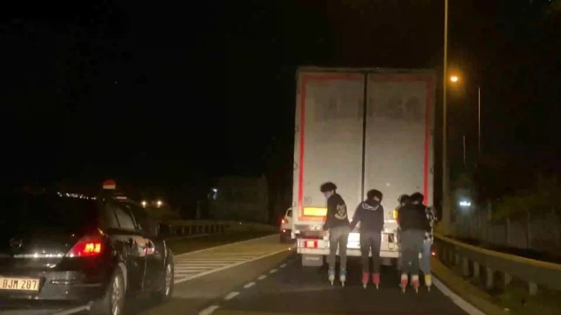 Patenci gençlerin tırın arkasındaki tehlikeli yolculuğu amatör kamerada

