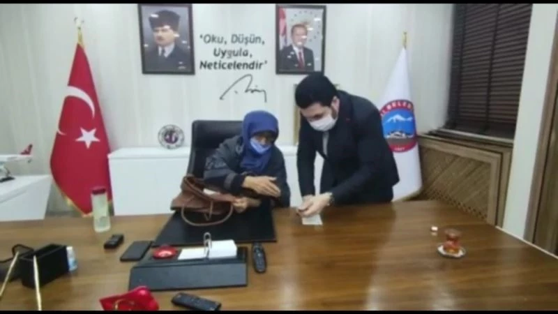 Başkan Sayan, Songül teyzeye verdiği sözü tuttu
