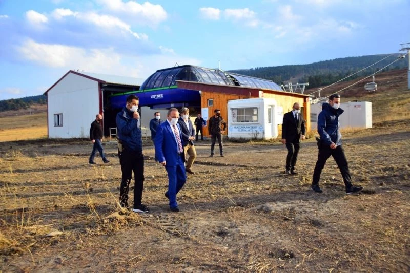 Vali Hüseyin Öner, Yalnızçam Kayak Merkezinde sezon hazırlıklarını yerinde inceledi
