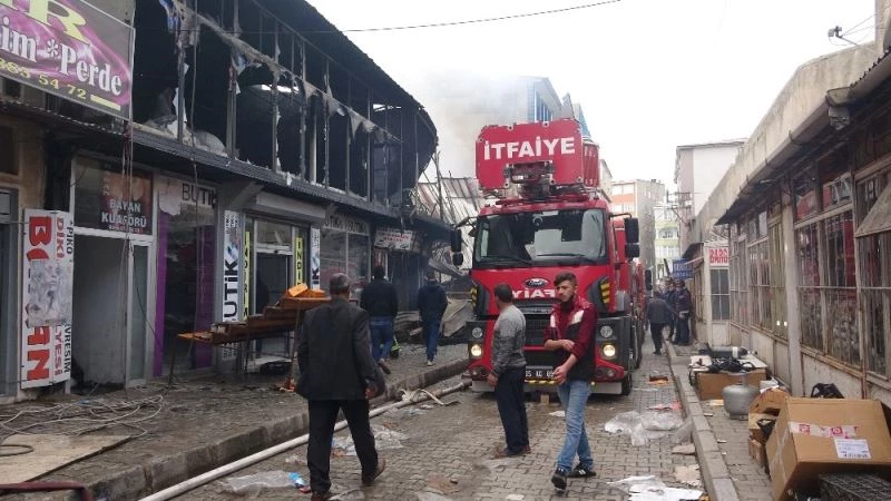 100 ailenin birikimi saatler içerisinde küle döndü
