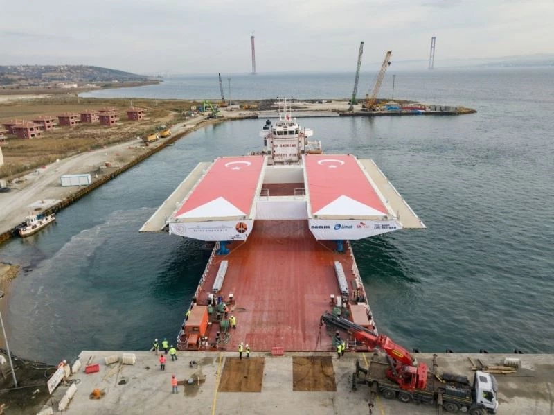 Türk bayrağıyla kaplanan mega bloklar Gelibolu’ya ulaştı
