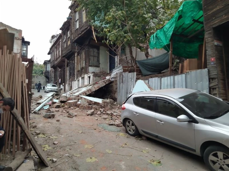 Fatih’te metruk binanın yan cephesi çöktü
